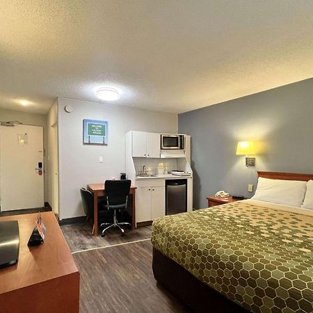 Econo Lodge Motel Village Calgary Exterior photo