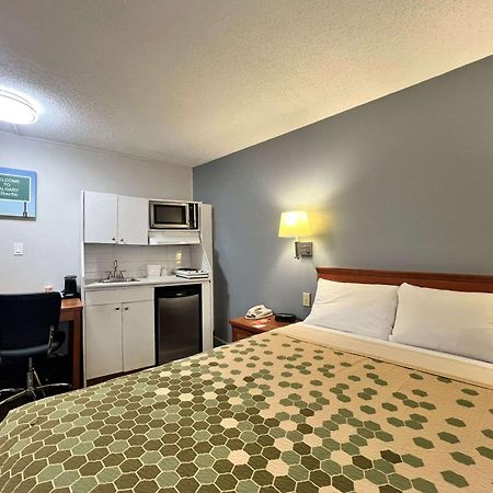 Econo Lodge Motel Village Calgary Exterior photo