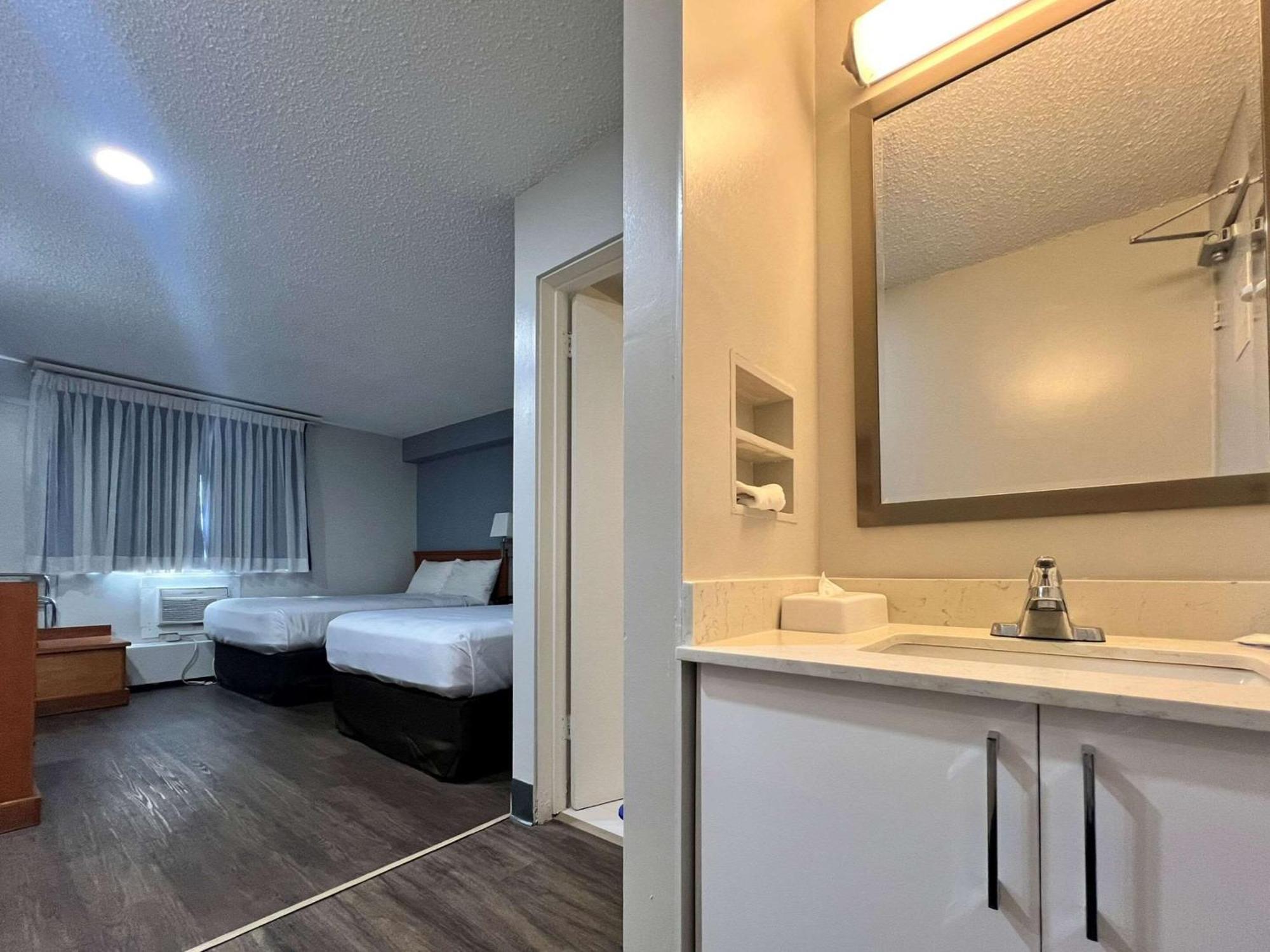 Econo Lodge Motel Village Calgary Exterior photo