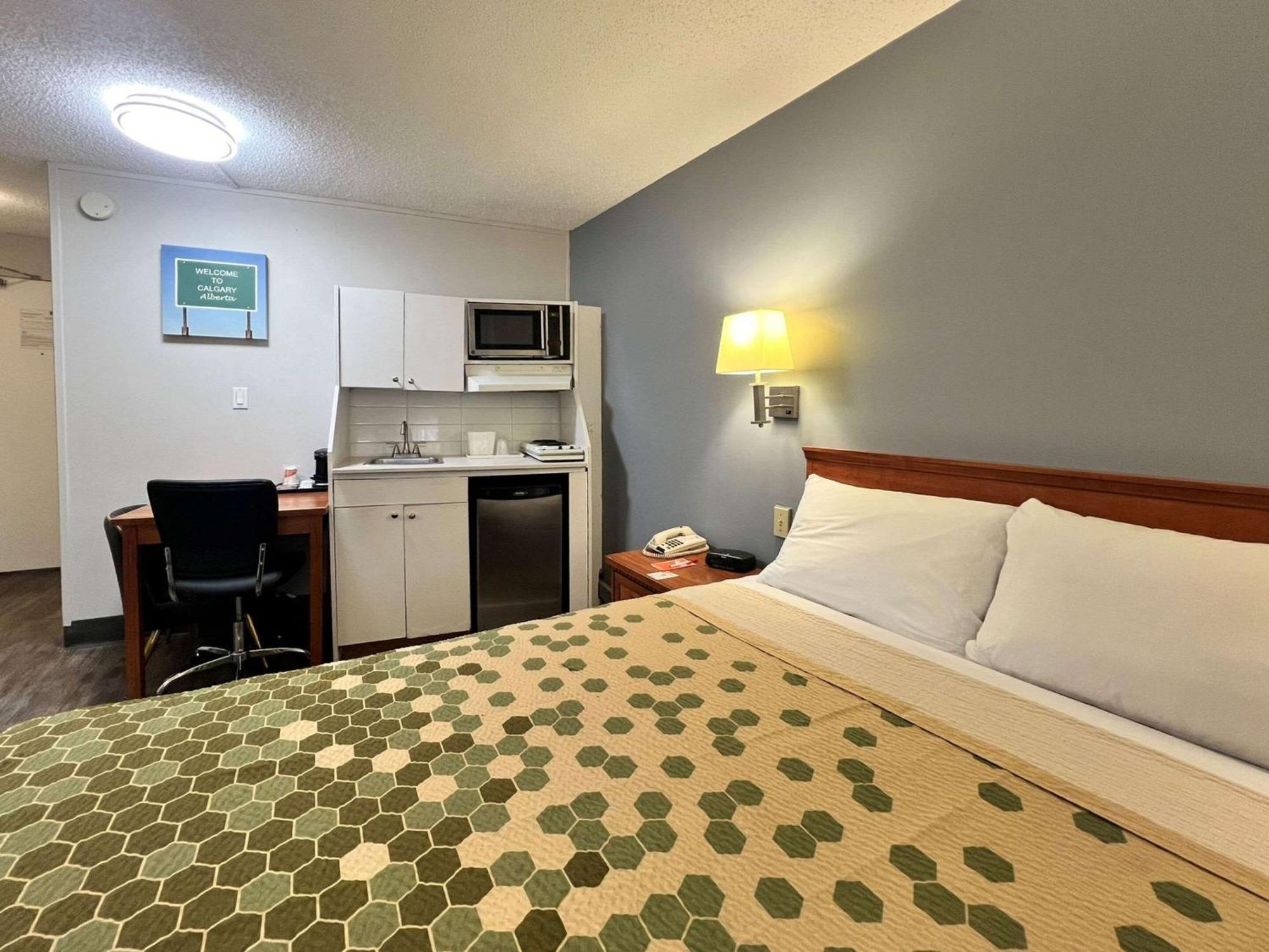 Econo Lodge Motel Village Calgary Exterior photo
