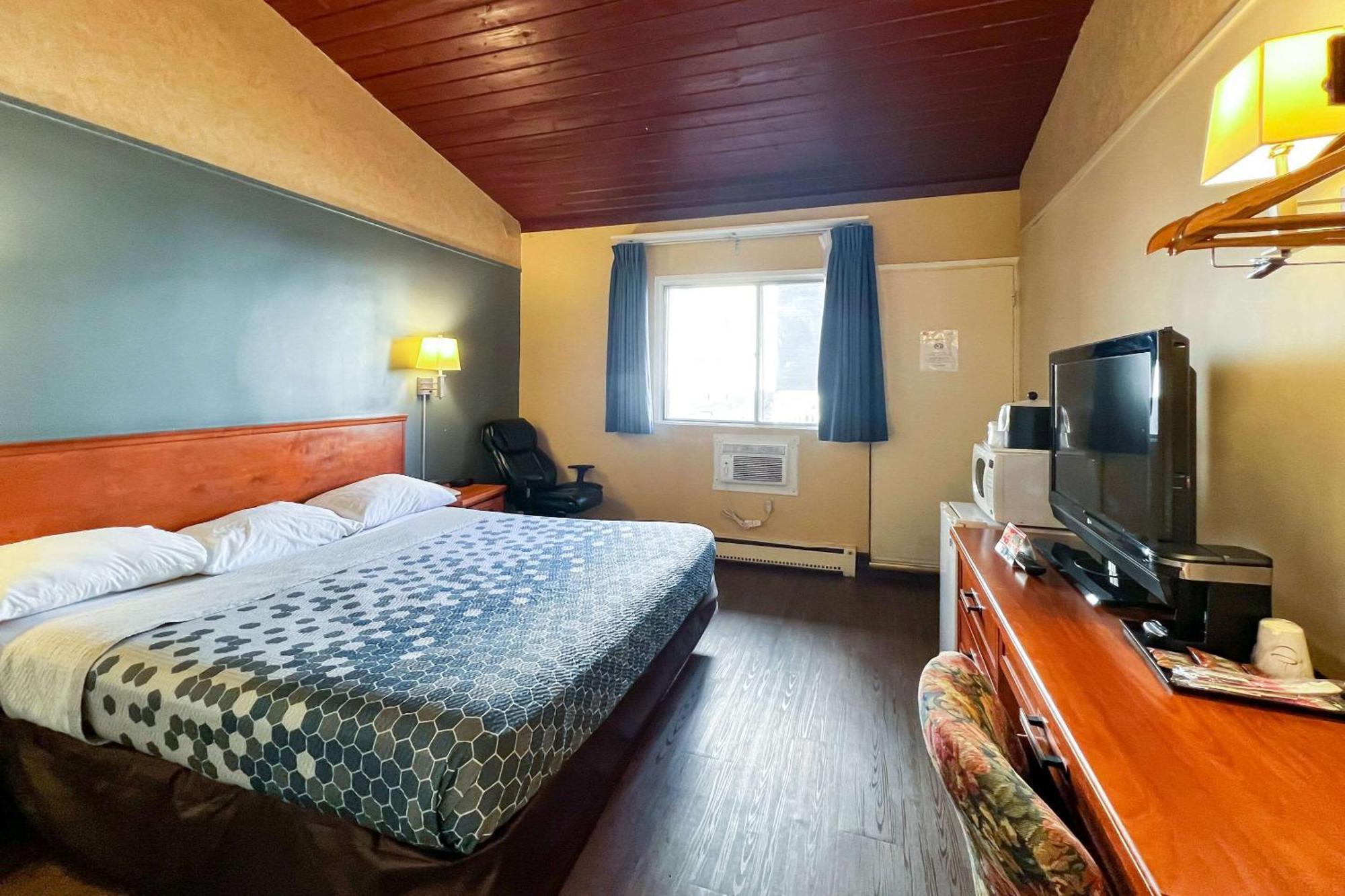 Econo Lodge Motel Village Calgary Exterior photo